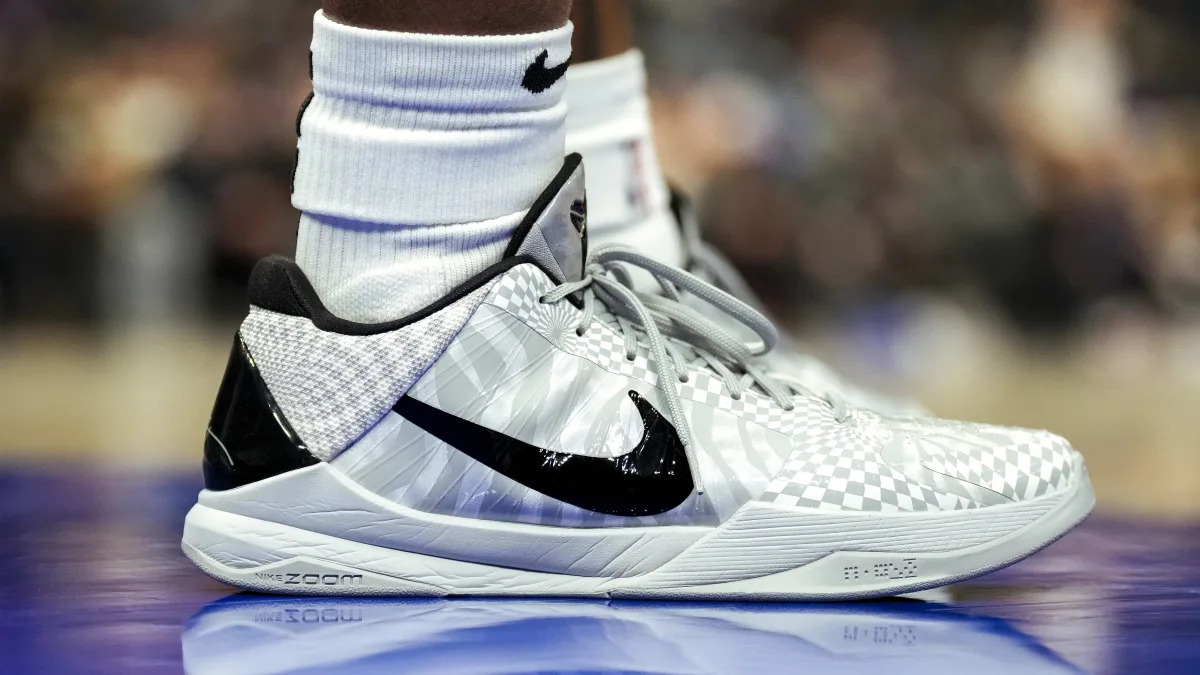 Nike Shifts Focus to Retailers and Innovation Amid Digital Decline