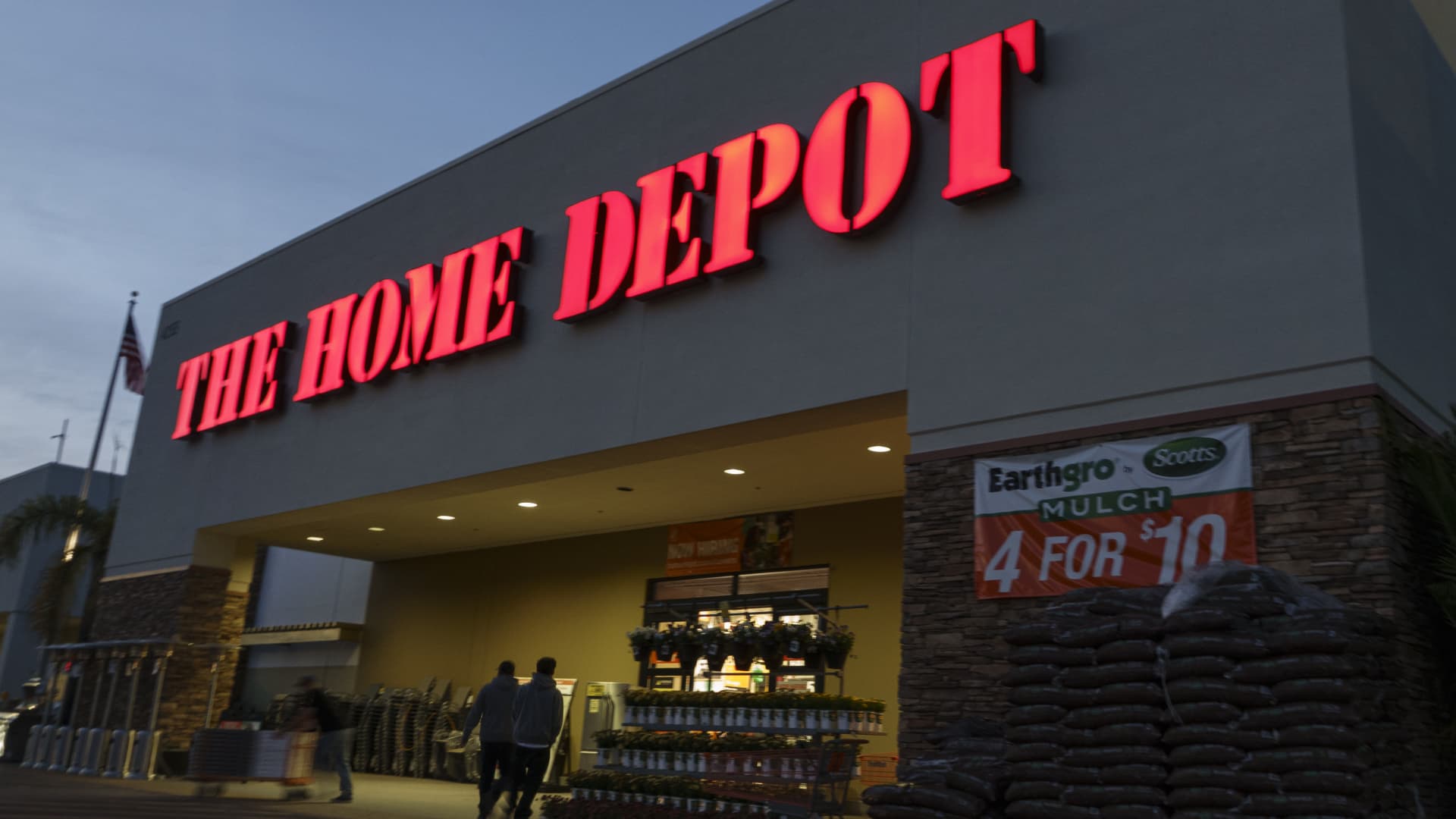 Featured image for Wall Street Analysts Highlight Top Dividend Stocks in Real Estate and Industrial Sectors