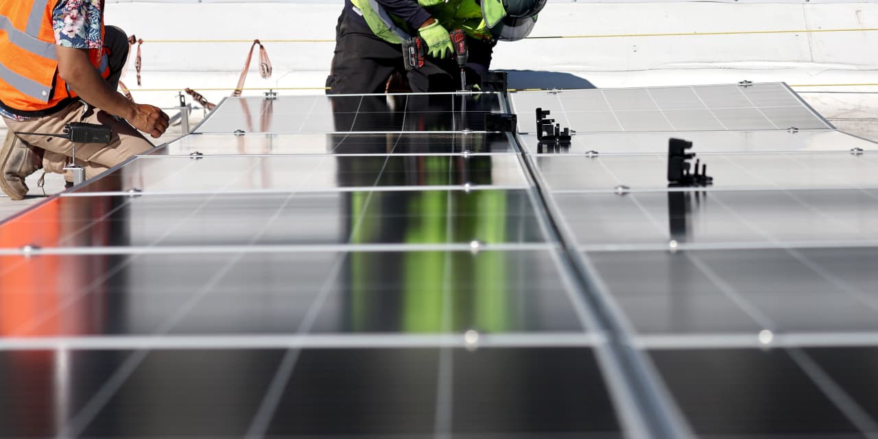 Enphase Energy's Revenue Outlook Disappoints, Stock Falls Over 15%.
