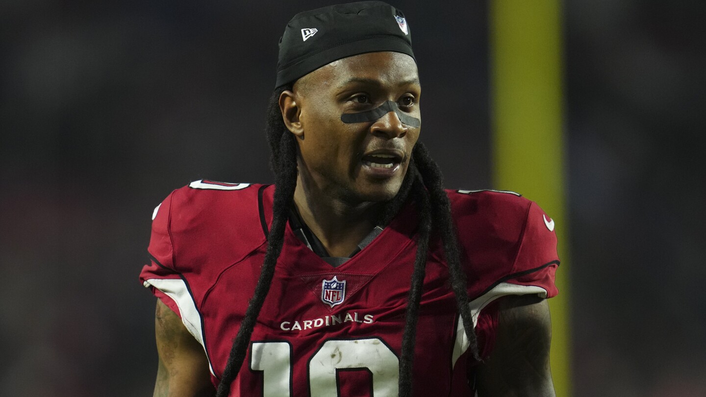 Patriots Continue Pursuit of DeAndre Hopkins Despite DeVante Parker Deal