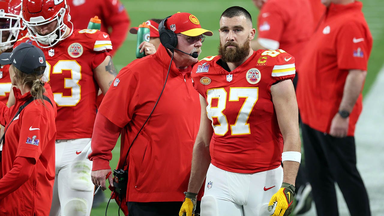 Featured image for "Relationship Coach Warns Taylor Swift of Travis Kelce's Sideline Outburst"