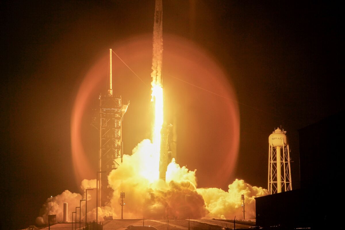 Featured image for SpaceX Considers Tender Offer Amid $350 Billion Valuation