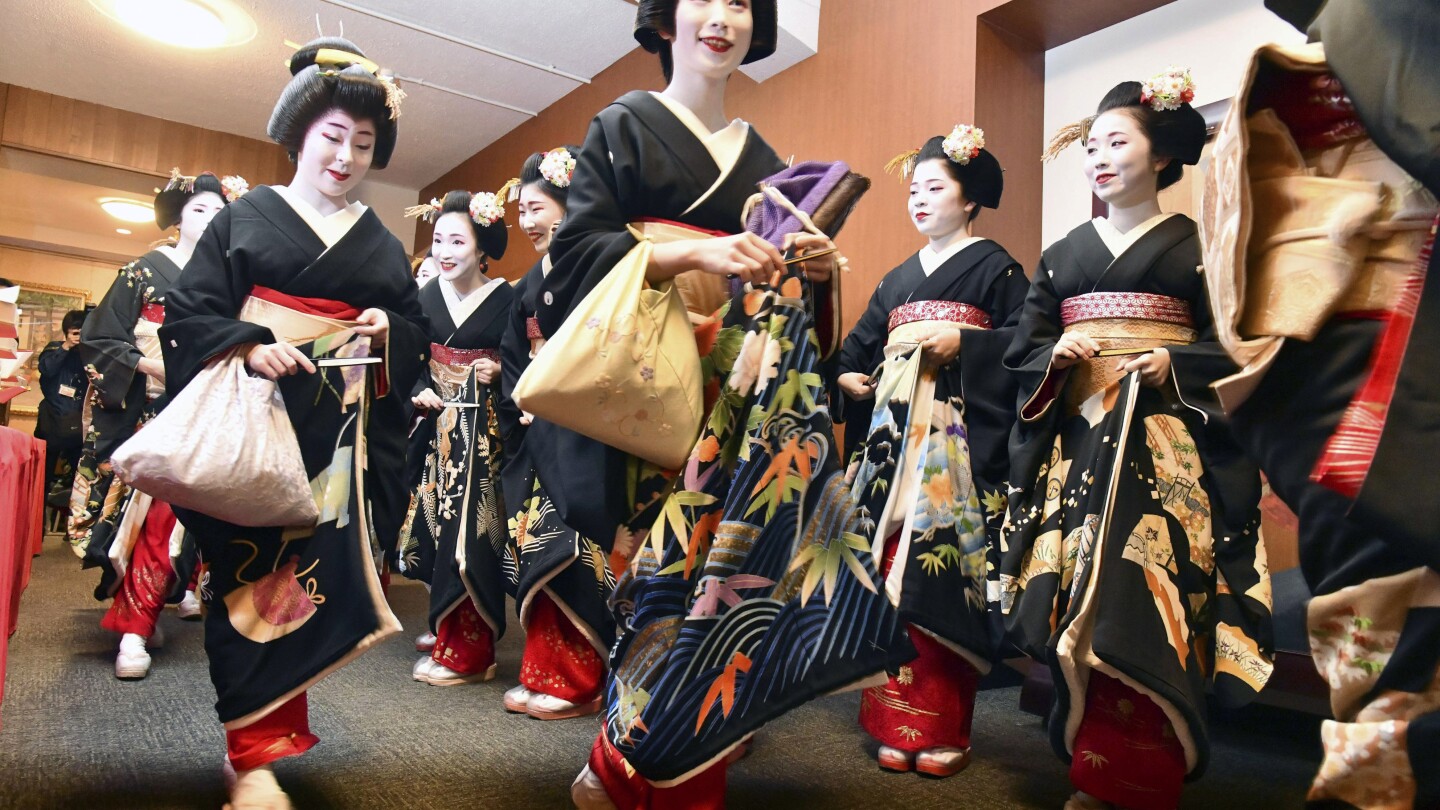 Featured image for Kyoto's Geisha District Implements Strict Measures to Combat Over-Tourism