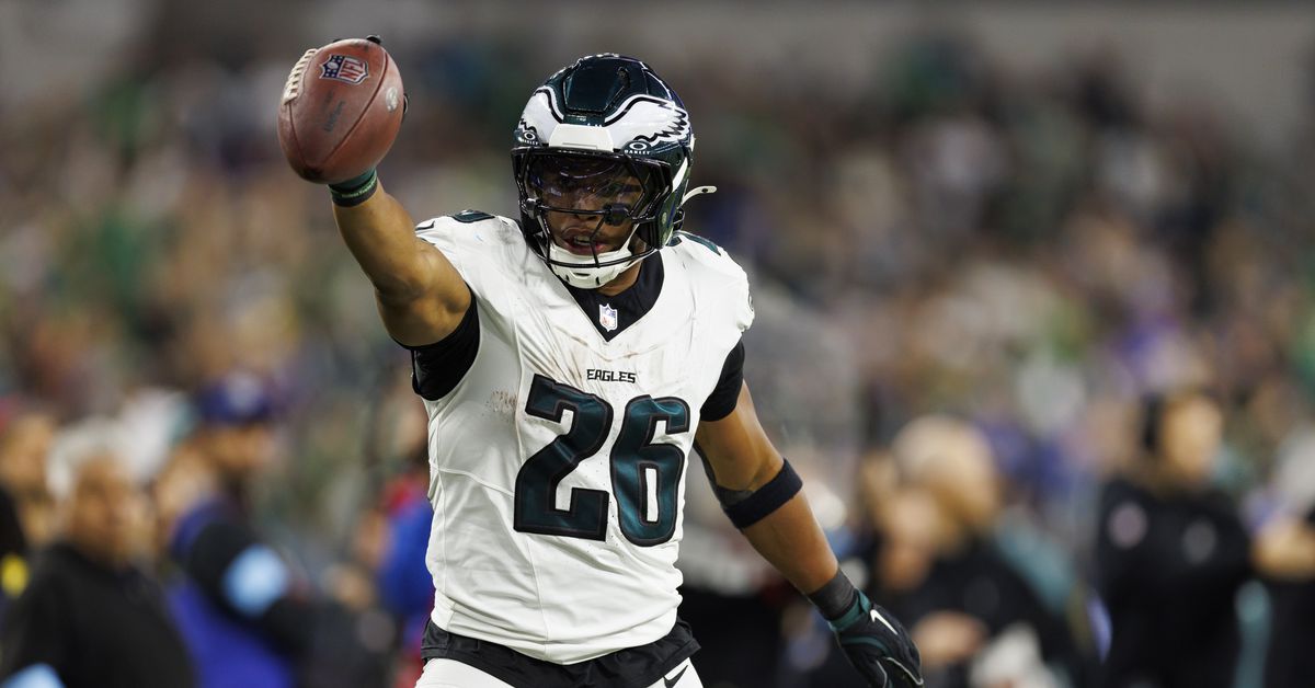 Eagles Lead Ravens in High-Stakes Baltimore Showdown