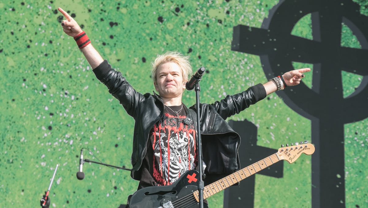 Featured image for Sum 41 announces final album and farewell tour before disbanding.
