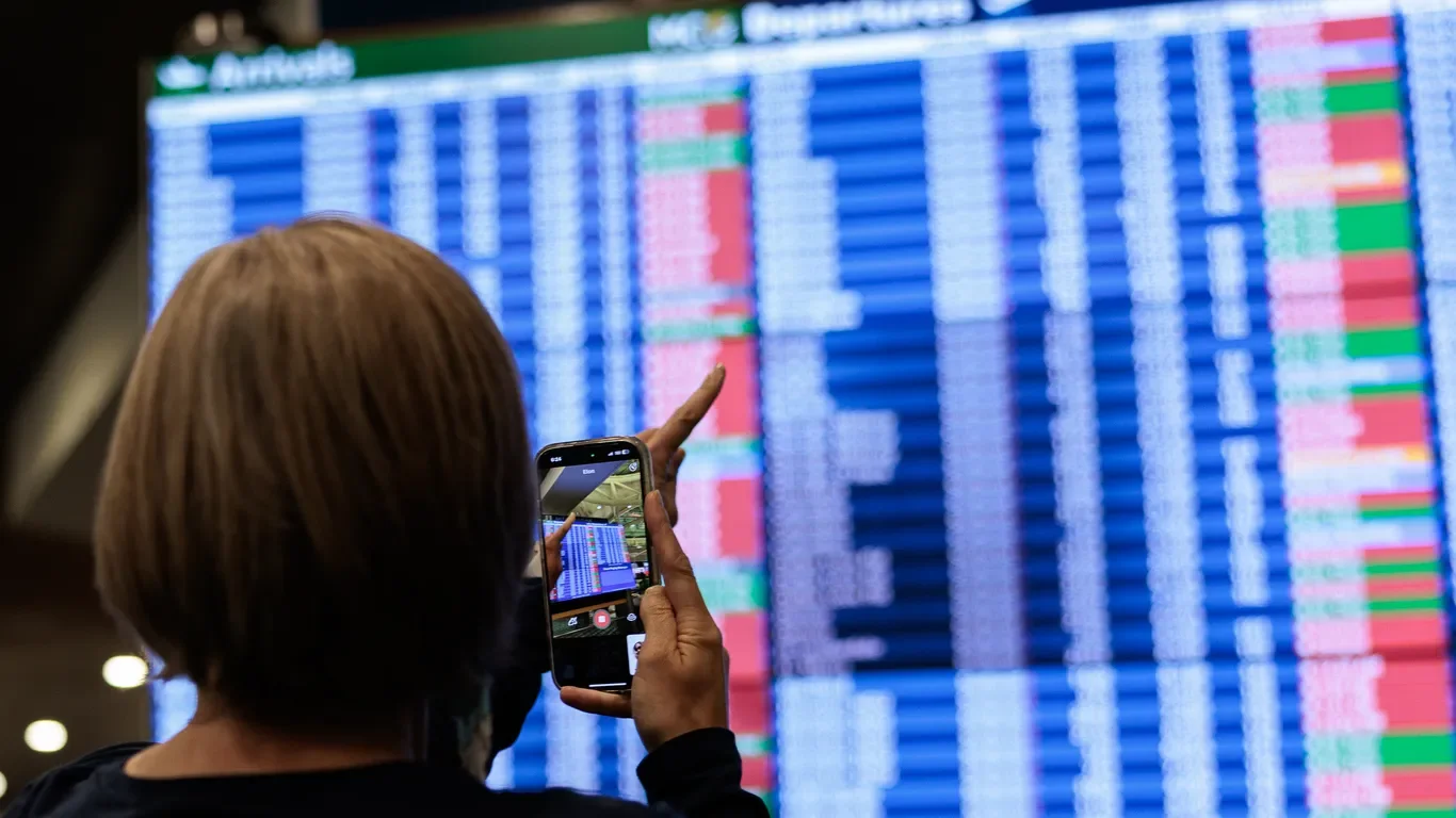 Trump demands air traffic controllers return to work amid rising flight cancellations