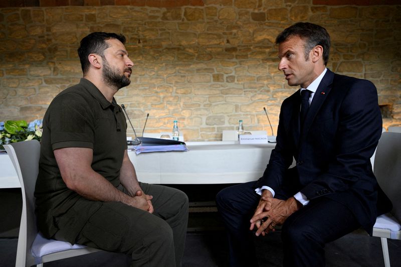 Featured image for Zelenskiy Secures Crucial Pilot Training Deal in France