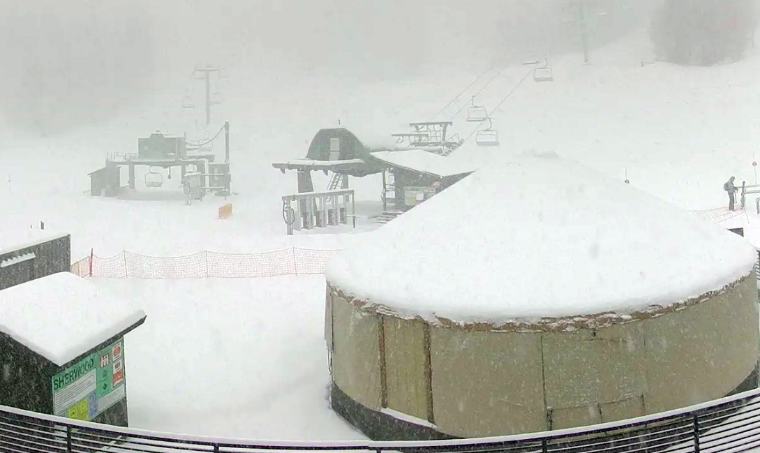 "Changing Climates: Sierra Nevada Braces for New Snow as Tahoe's Dry Spell Faces a Potential Shift"