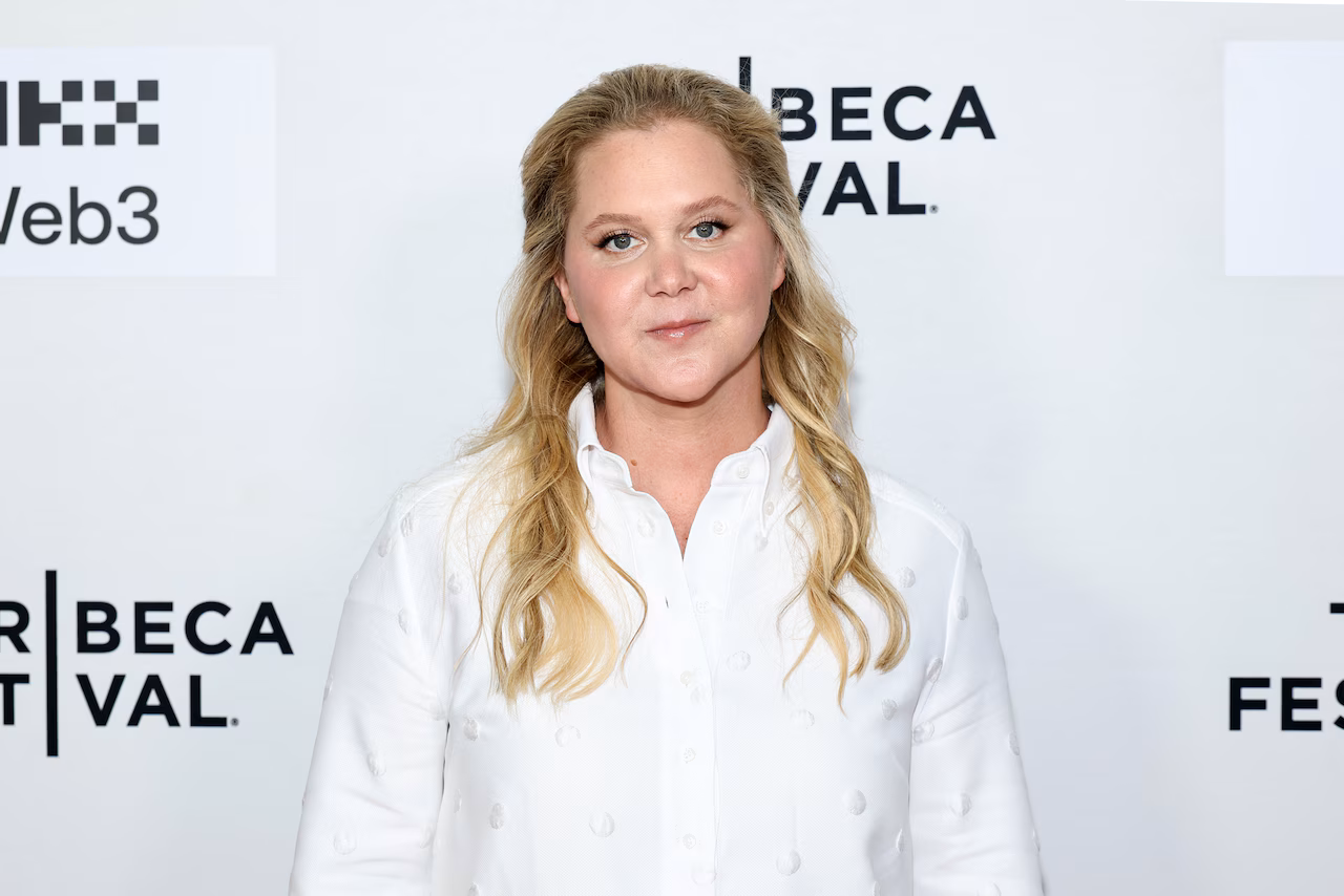 Featured image for Comedian Amy Schumer Shares Post-Surgery Photo Using Walker