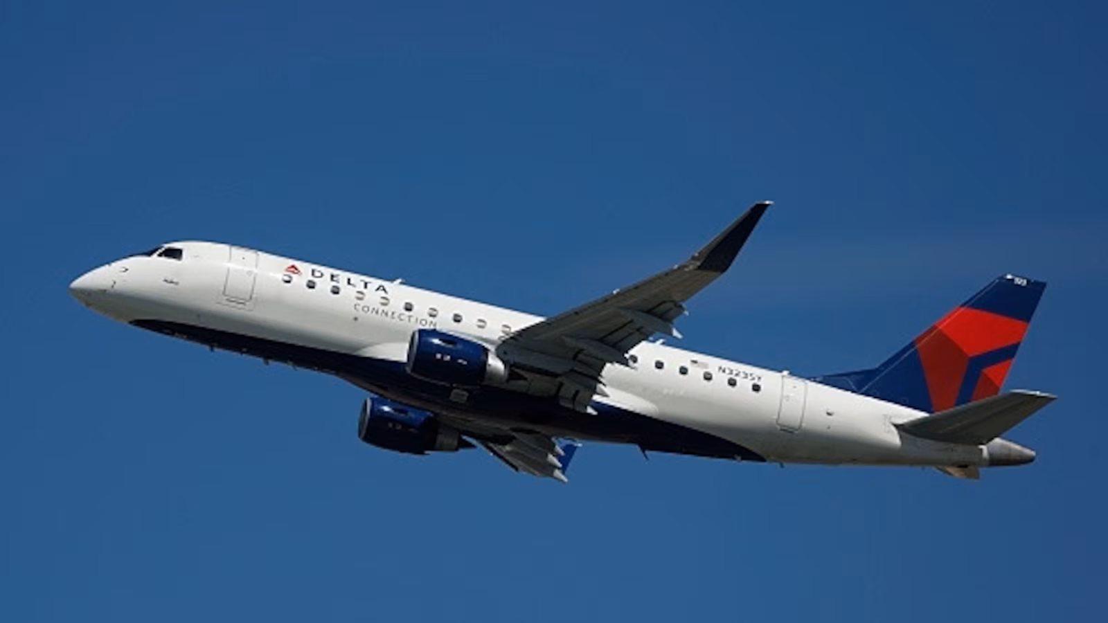 Featured image for Delta Pilot Executes Sharp Maneuver to Prevent B-52 Collision