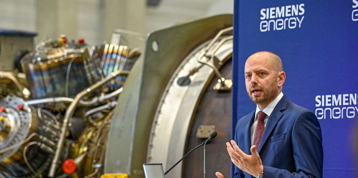 Featured image for Siemens Energy and Gamesa face challenges with Q2 losses and adjusted outlook.