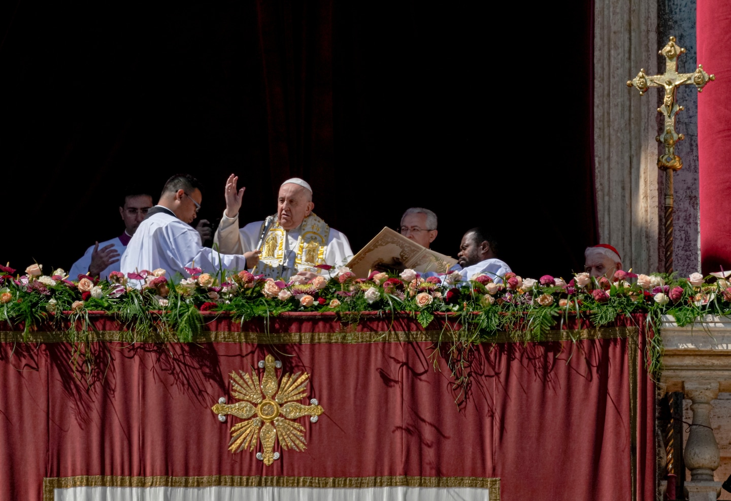 Pope urges prayers for Ukraine, Russia, and refugees at Easter.