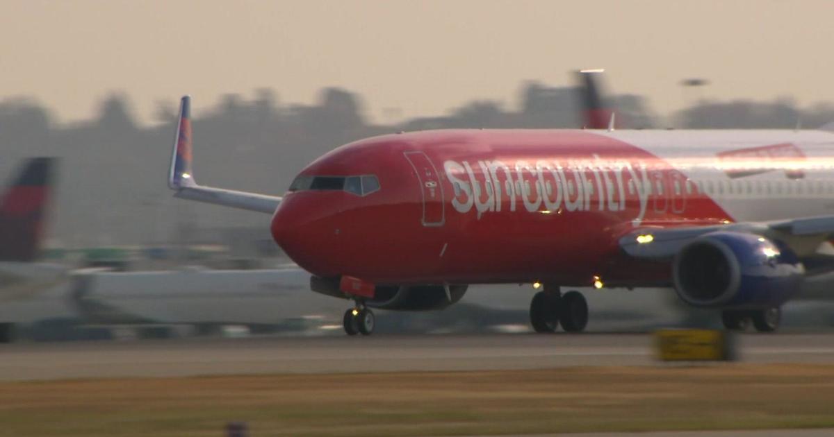 Featured image for Daring Escape: Man Opens Plane Door, Flees Arrest at MSP Airport