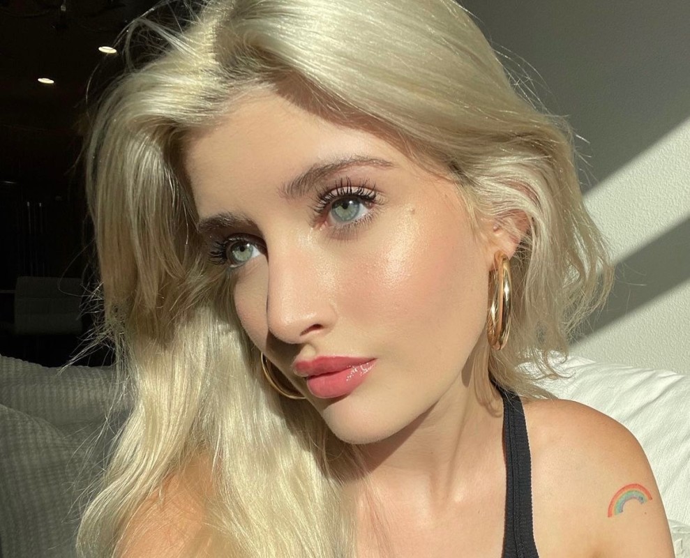 Featured image for Sami Sheen Flaunts Post-Surgery Confidence in Itty-Bitty Crop Top