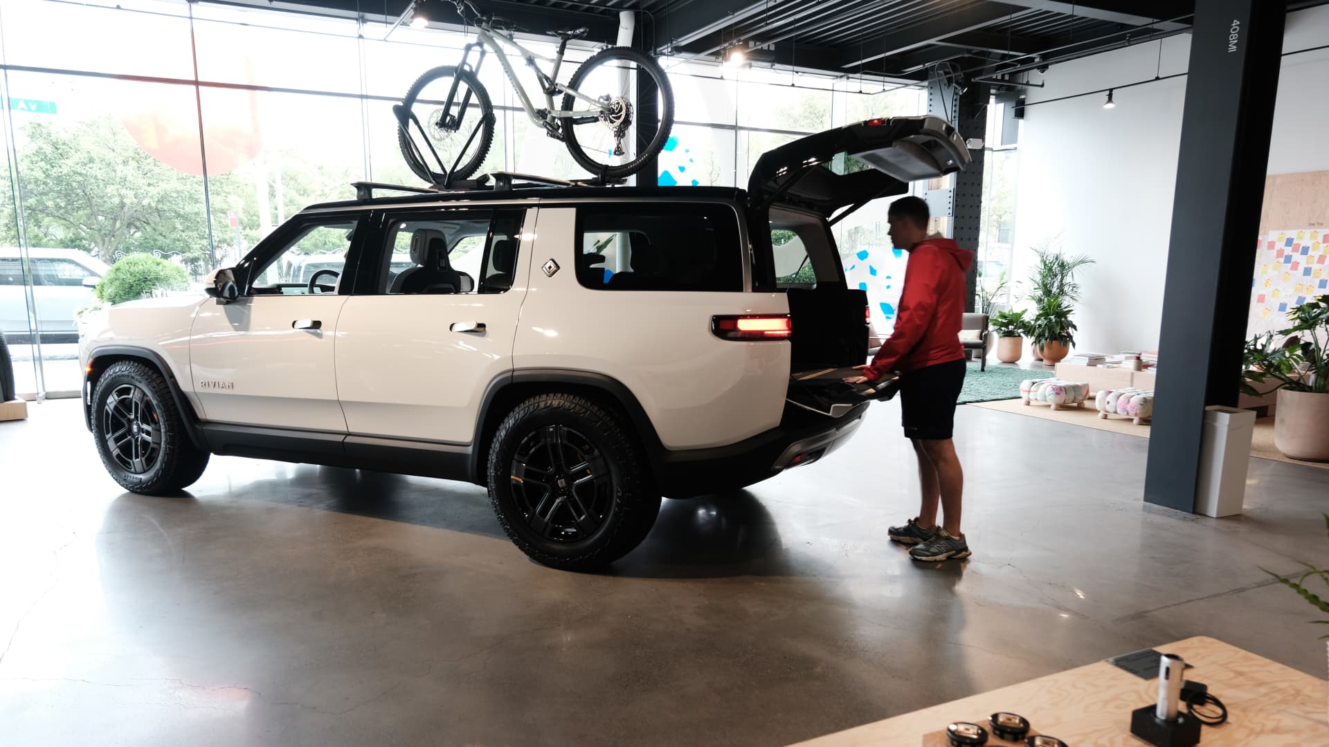 Rivian's Stock Plummets on $1.5 Billion Convertible Debt Plan