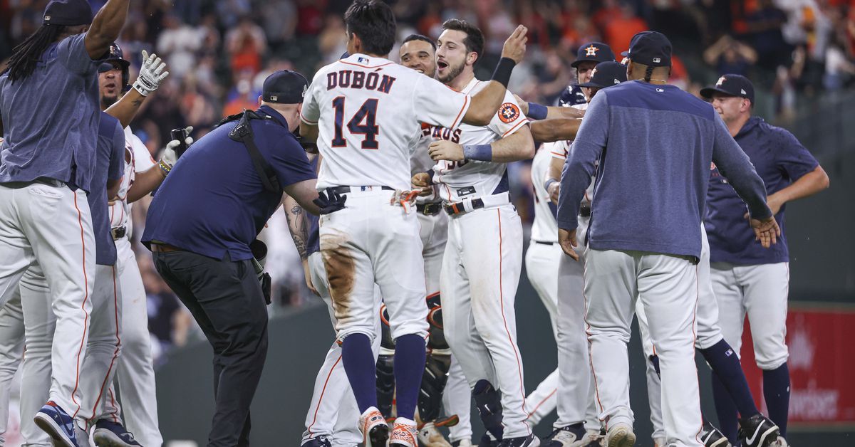 Astros Sweep Cubs with Walk-Off Victory.