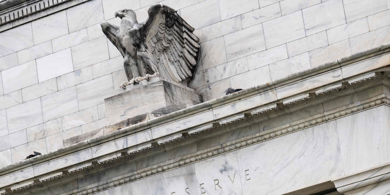 Fed Officials Debate Caution on Interest Rate Hikes Amid Bank Failures