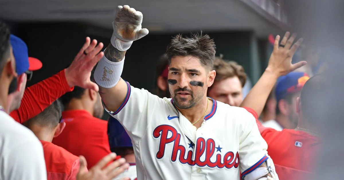 Phillies dominate Dodgers with 7-3 victory.