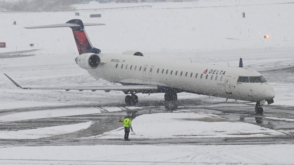 "Northeast Snowstorm Causes Over 1,000 Flight Cancellations and Heavy Snowfall Forecast"
