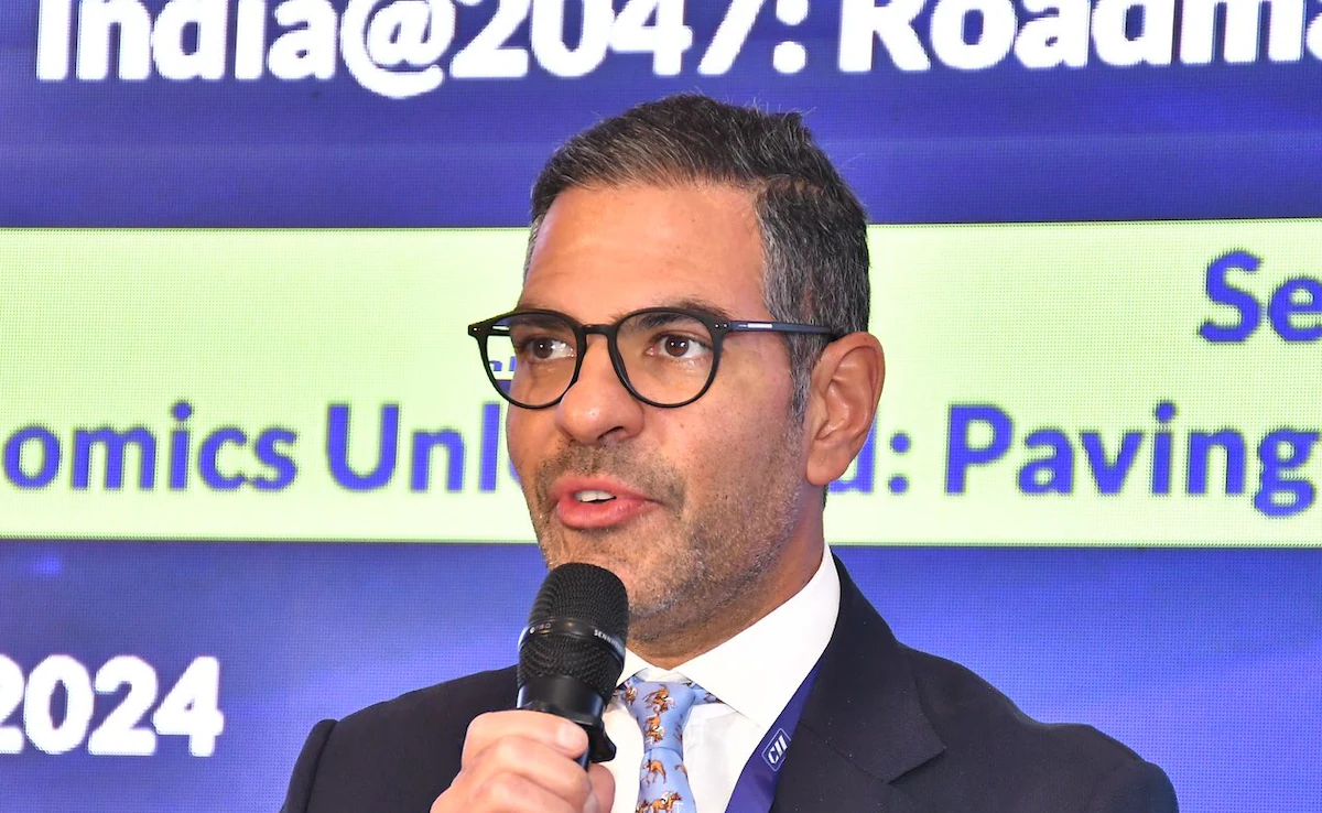 Featured image for Billionaire Sunjay Kapur Dies at 53 After Swallowing a Bee During Polo