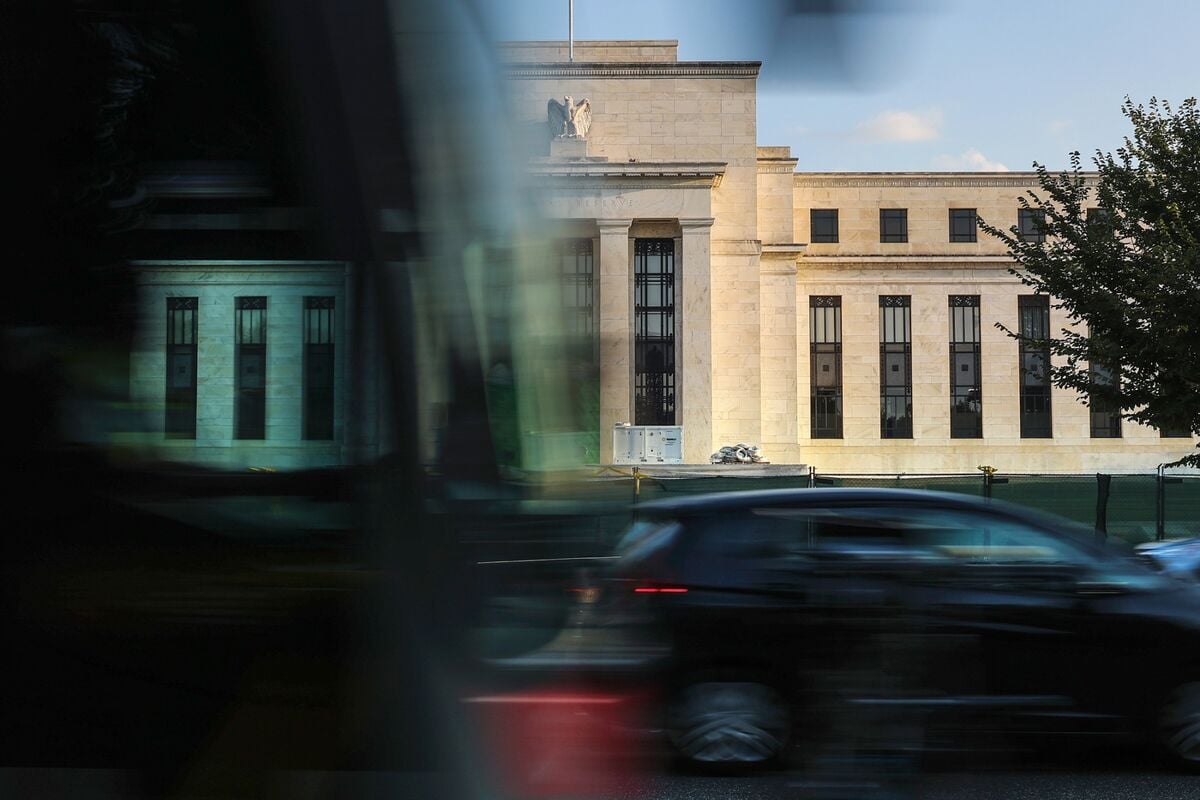 Featured image for "Uncertainty Looms Over 2024 Fed Rate Cuts Amid Investor Doubts"