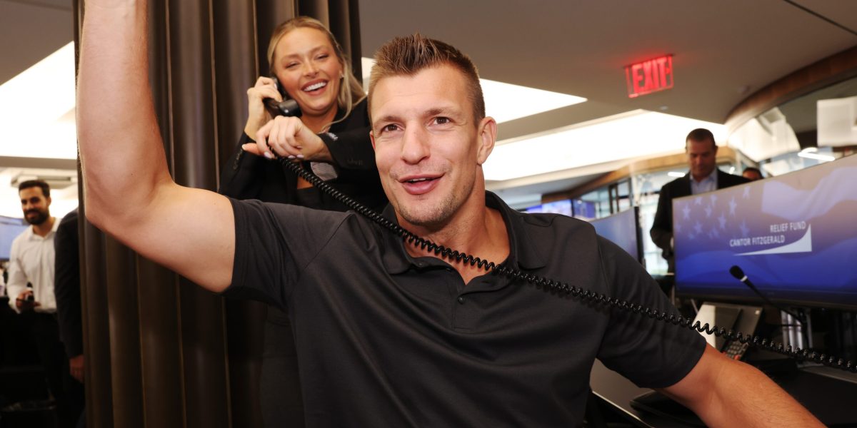 Featured image for Gronkowski's Winning Play: $69K Apple Stock Investment