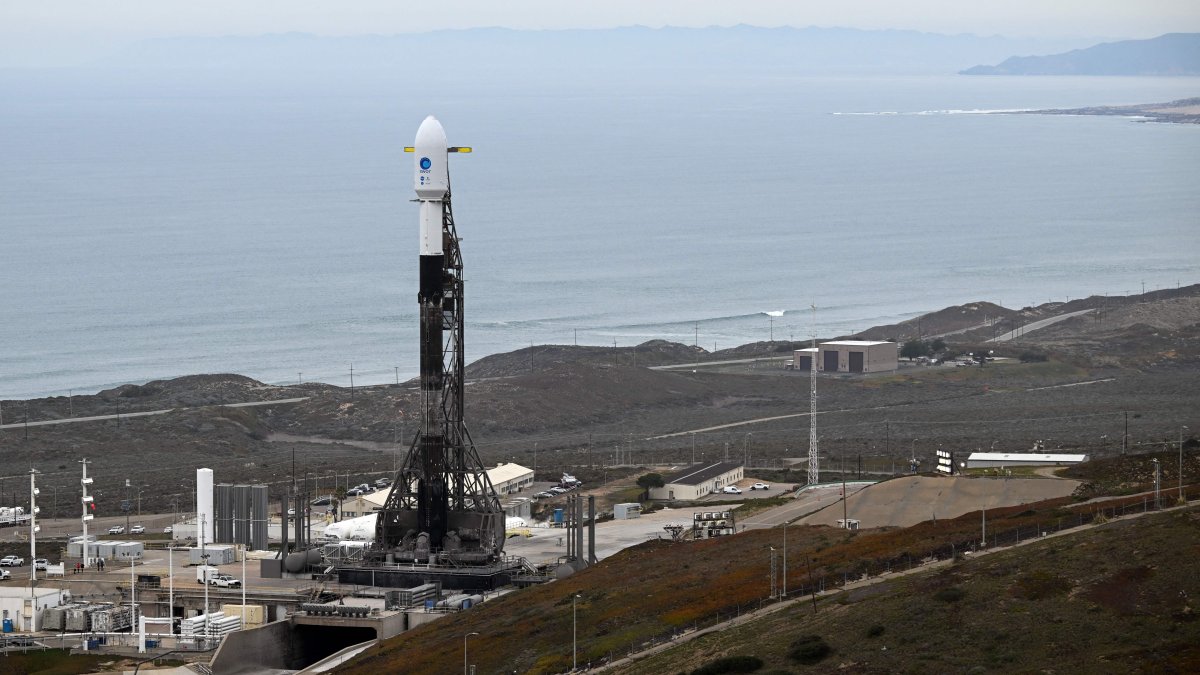 "SpaceX's Inaugural 2024 Falcon 9 Launch: Direct-to-Cell Starlinks Set for Tuesday Liftoff at Vandenberg"