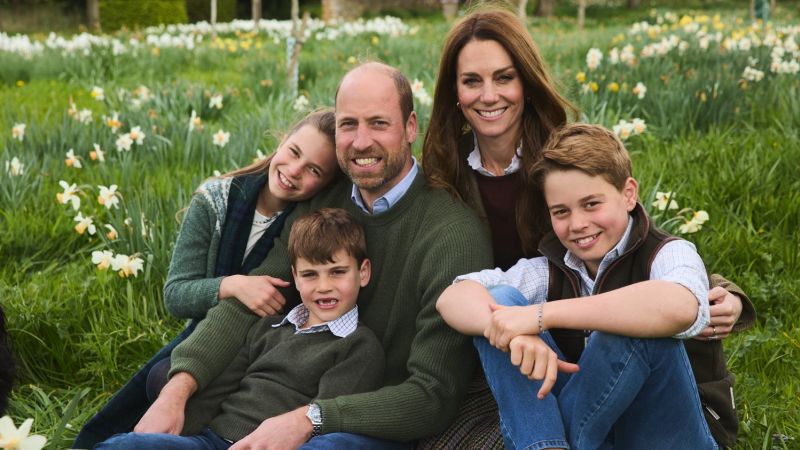 Featured image for Prince William and Kate Middleton Share New Family Christmas Portrait