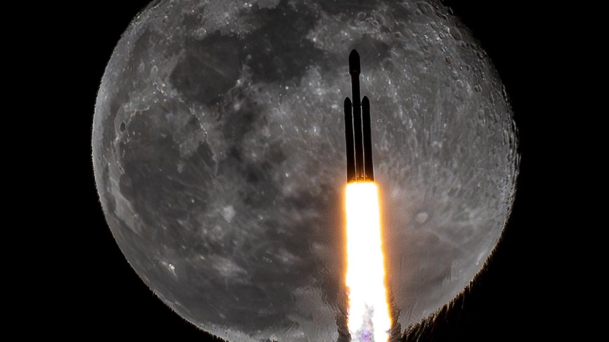 Featured image for "SpaceX's Lunar Photobomb: Week's Top Space Images"