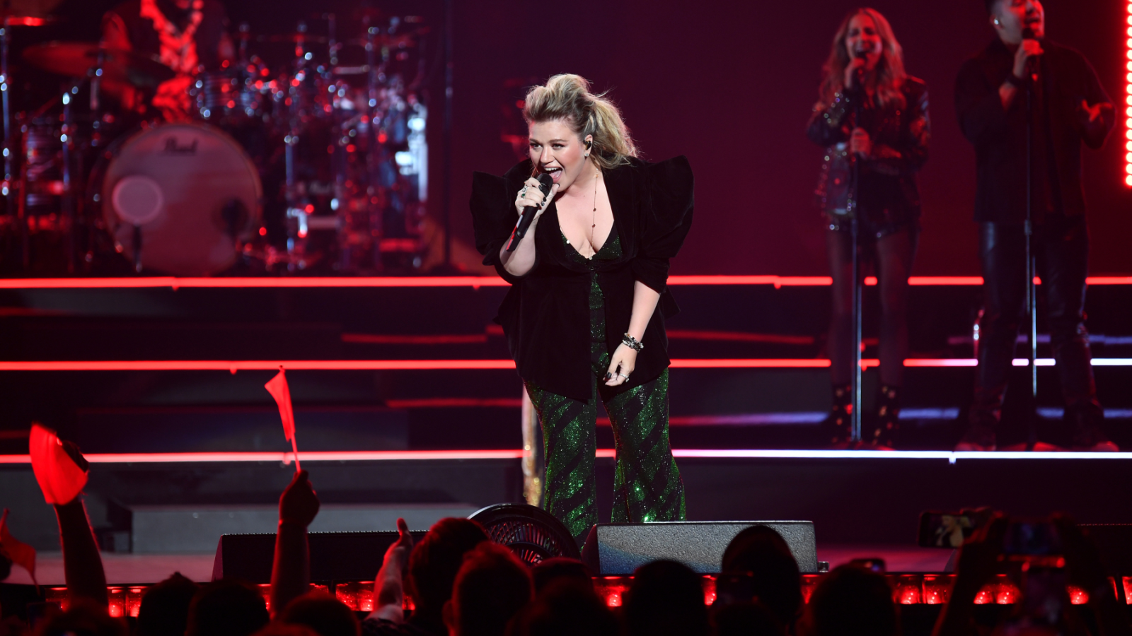 Featured image for Kelly Clarkson Demands Diamonds: Fans Beware of Flirting and Flimsy Objects