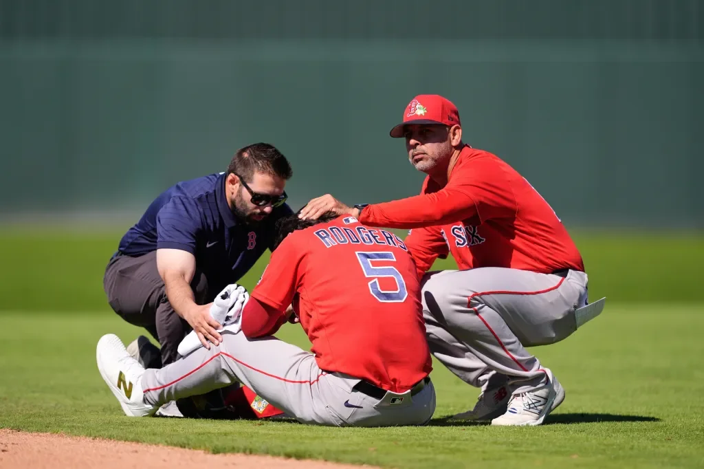 Red Sox expect shoulder surgery for Gold Glove second baseman after injury