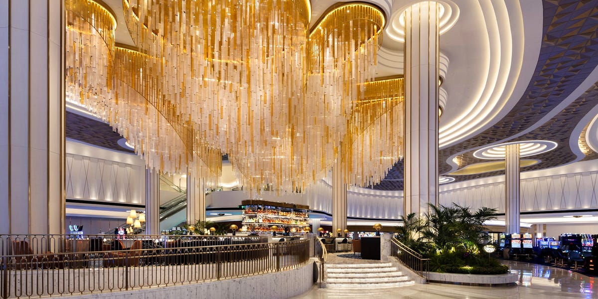 Featured image for "Fontainebleau Las Vegas: A Luxurious Staycation Delight"