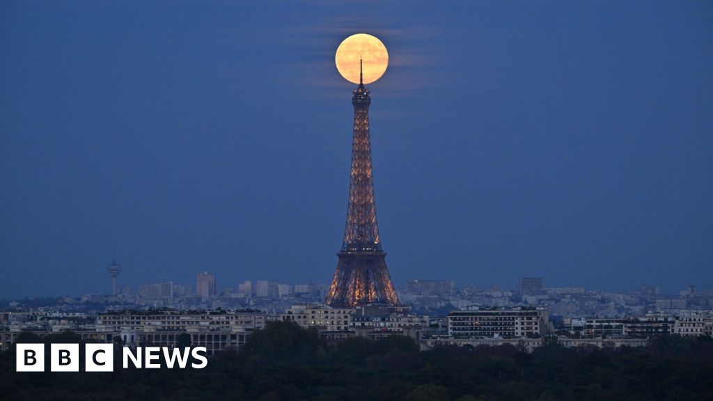 Featured image for October's First Supermoon of 2025 Lights Up the Sky