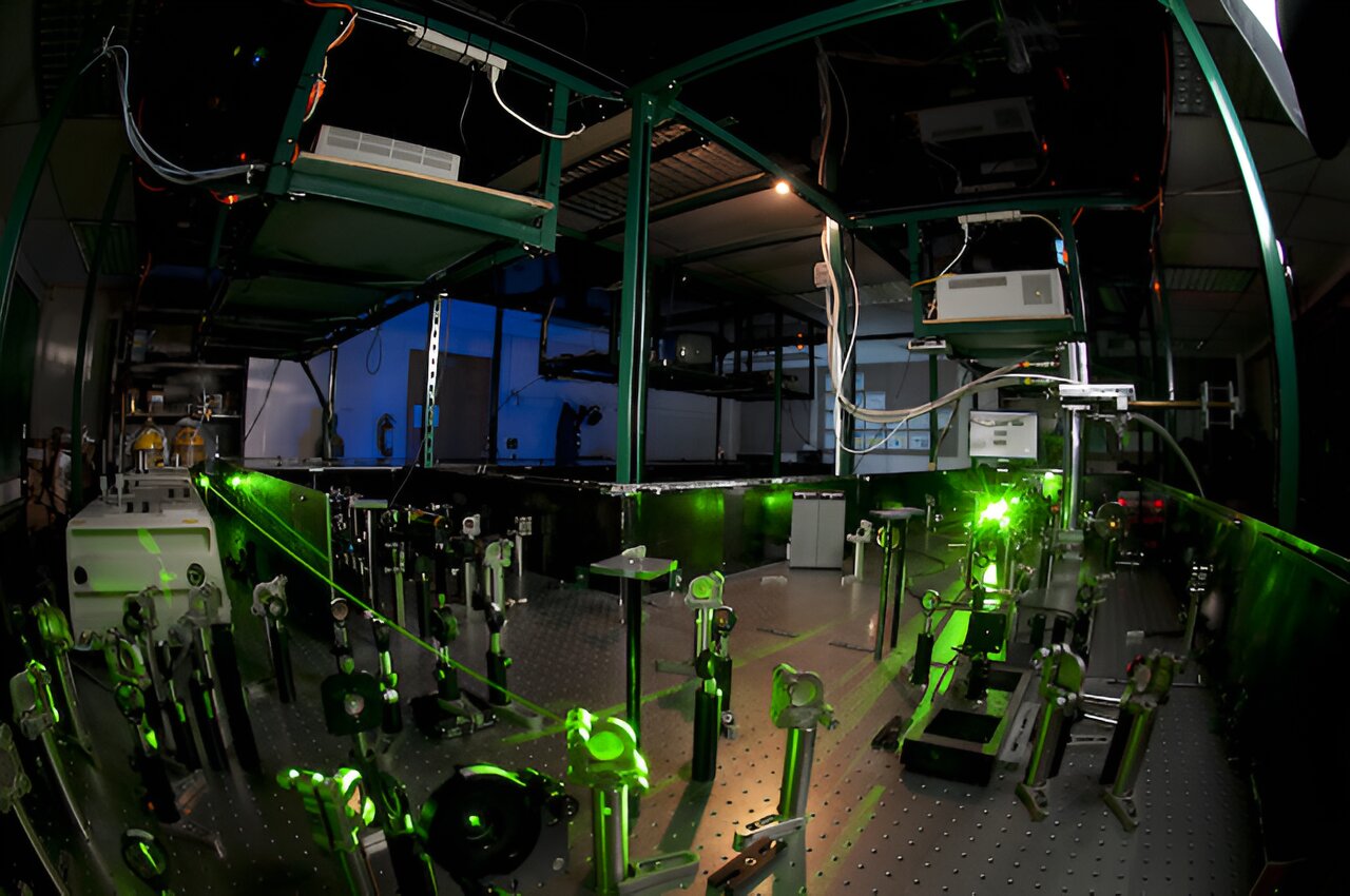 Featured image for "Unveiling Graphene's Electron Behavior: Ultrafast Laser Mapping Paves the Way for Advanced Electronics"