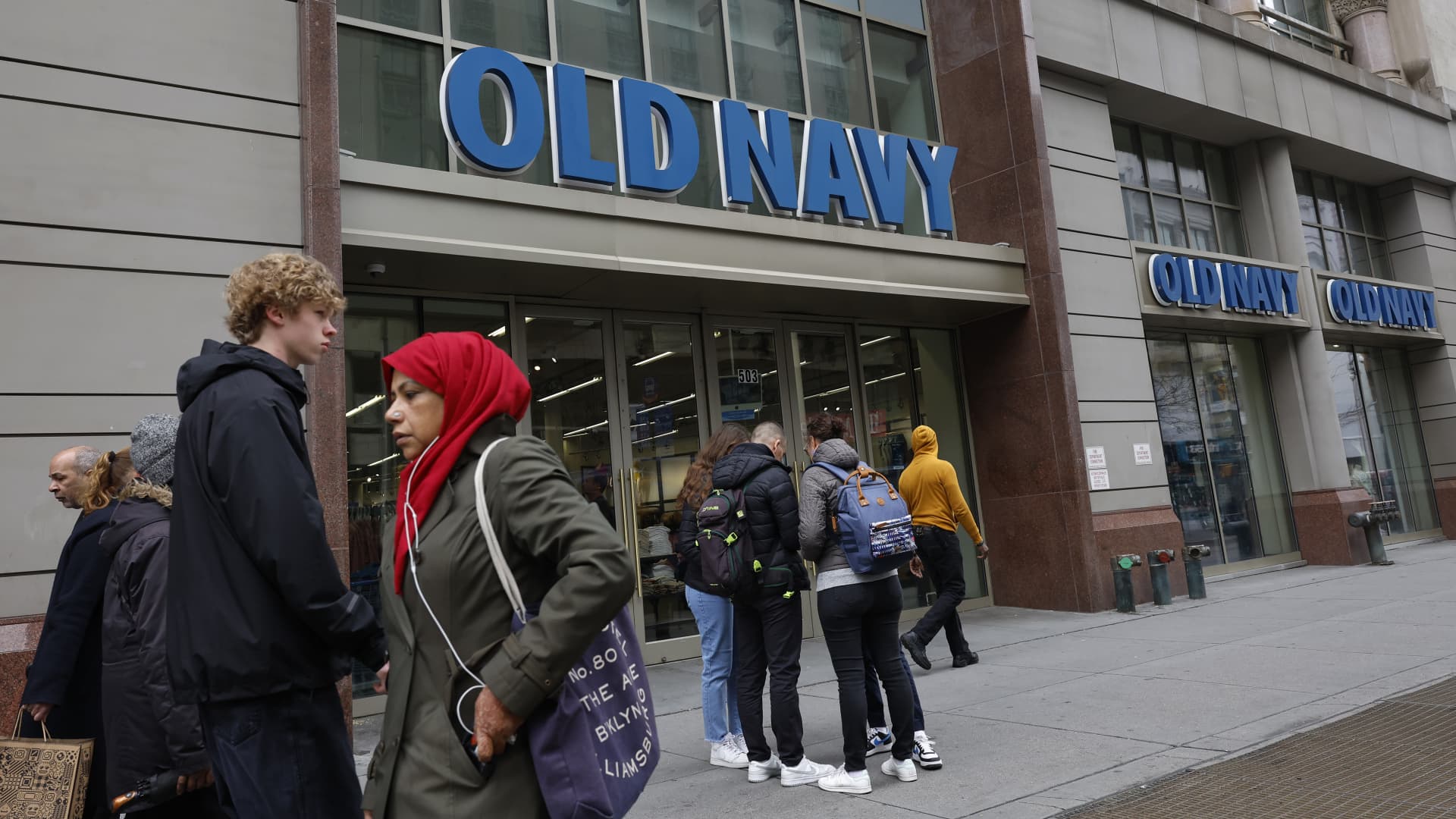 Featured image for Gap Boosts Annual Outlook Amid Strong Holiday Sales Start