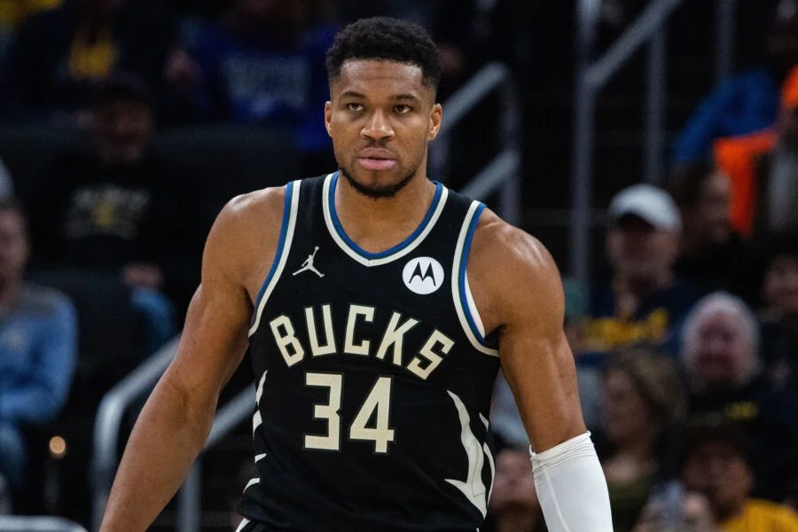 Giannis Knee Injury Prompts Imaging Wait, Bucks Cautious