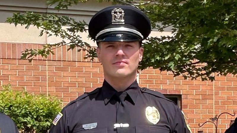 Featured image for ICE arrests undocumented police officer in Chicago suburb