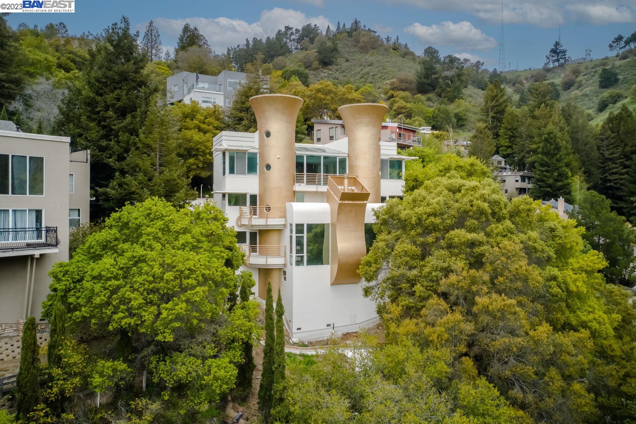 "California's Saxophone Houses: Opulent and Attention-Grabbing"