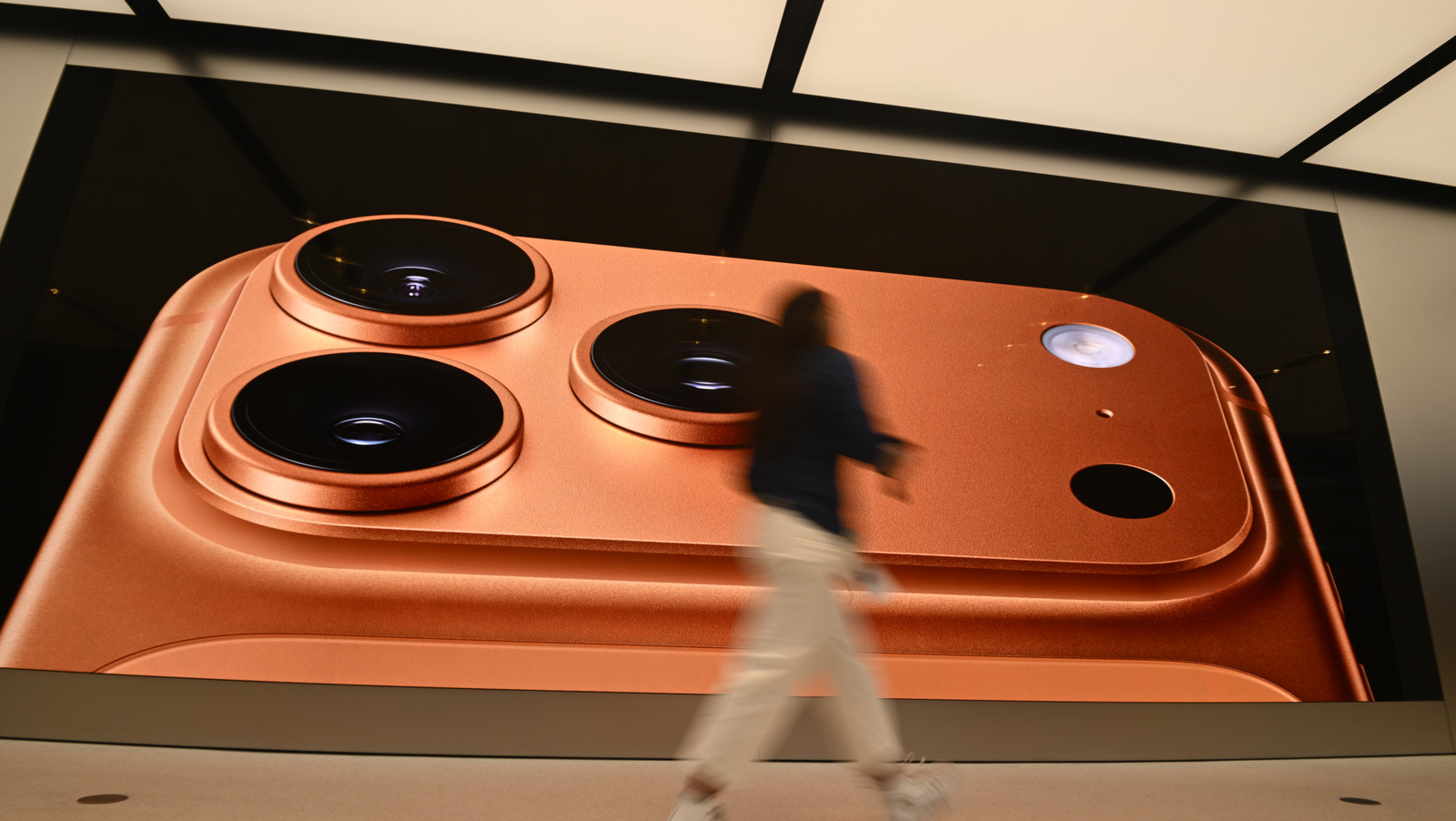 Featured image for iPhone 17 Faces Connectivity and Software Challenges Across Carriers and Features