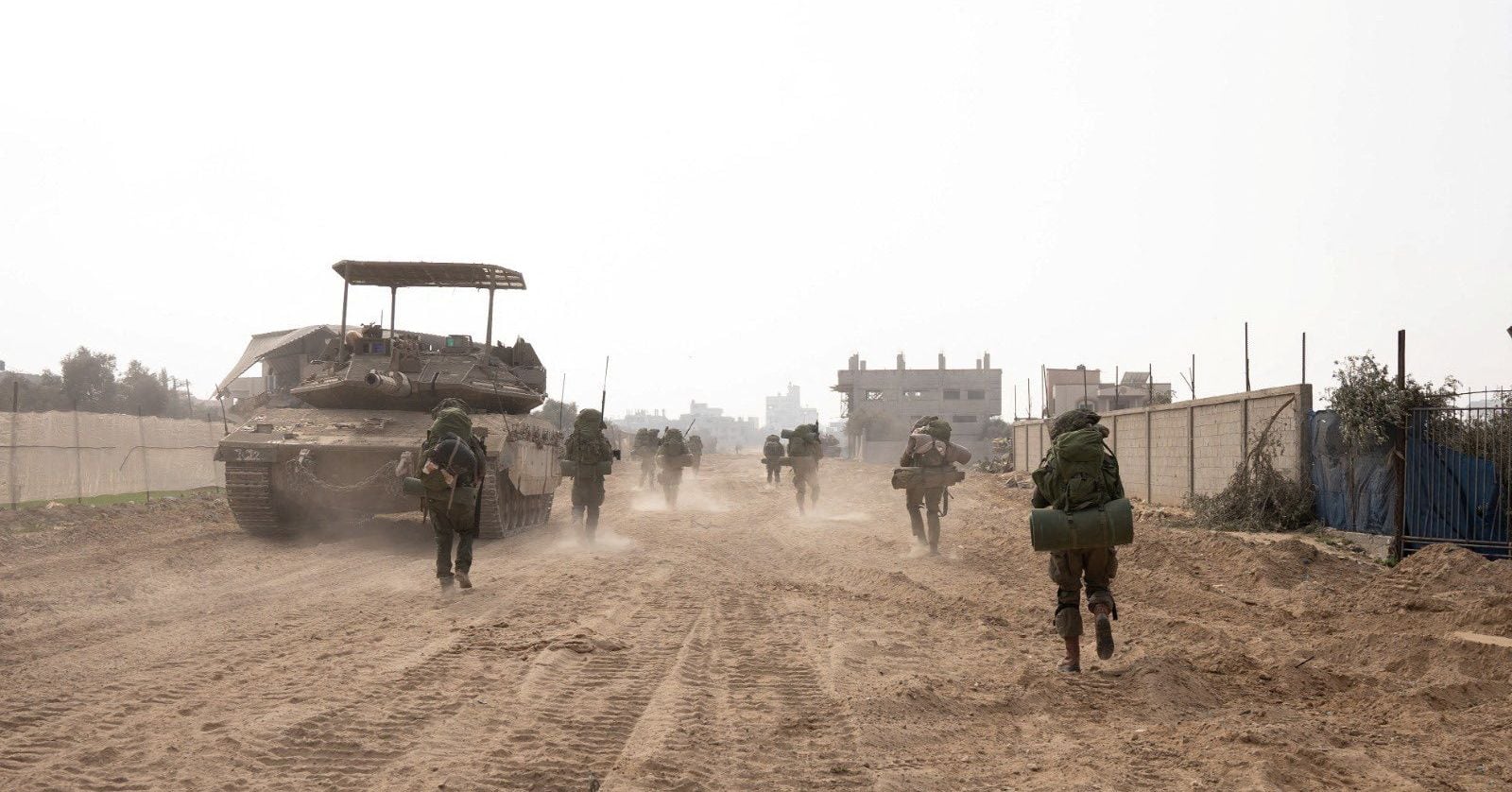 "Escalating Conflict: Israel Targets Khan Younis Amid Gaza Truce Talks"