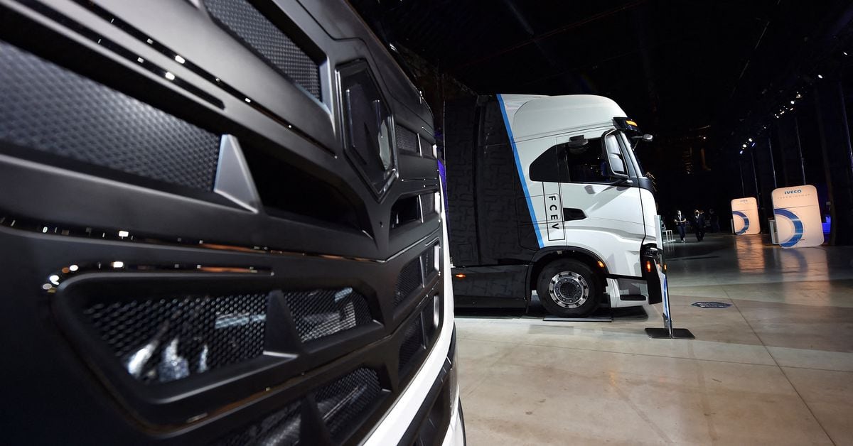 Featured image for Iveco acquires full ownership of Nikola venture for electric and hydrogen trucks.