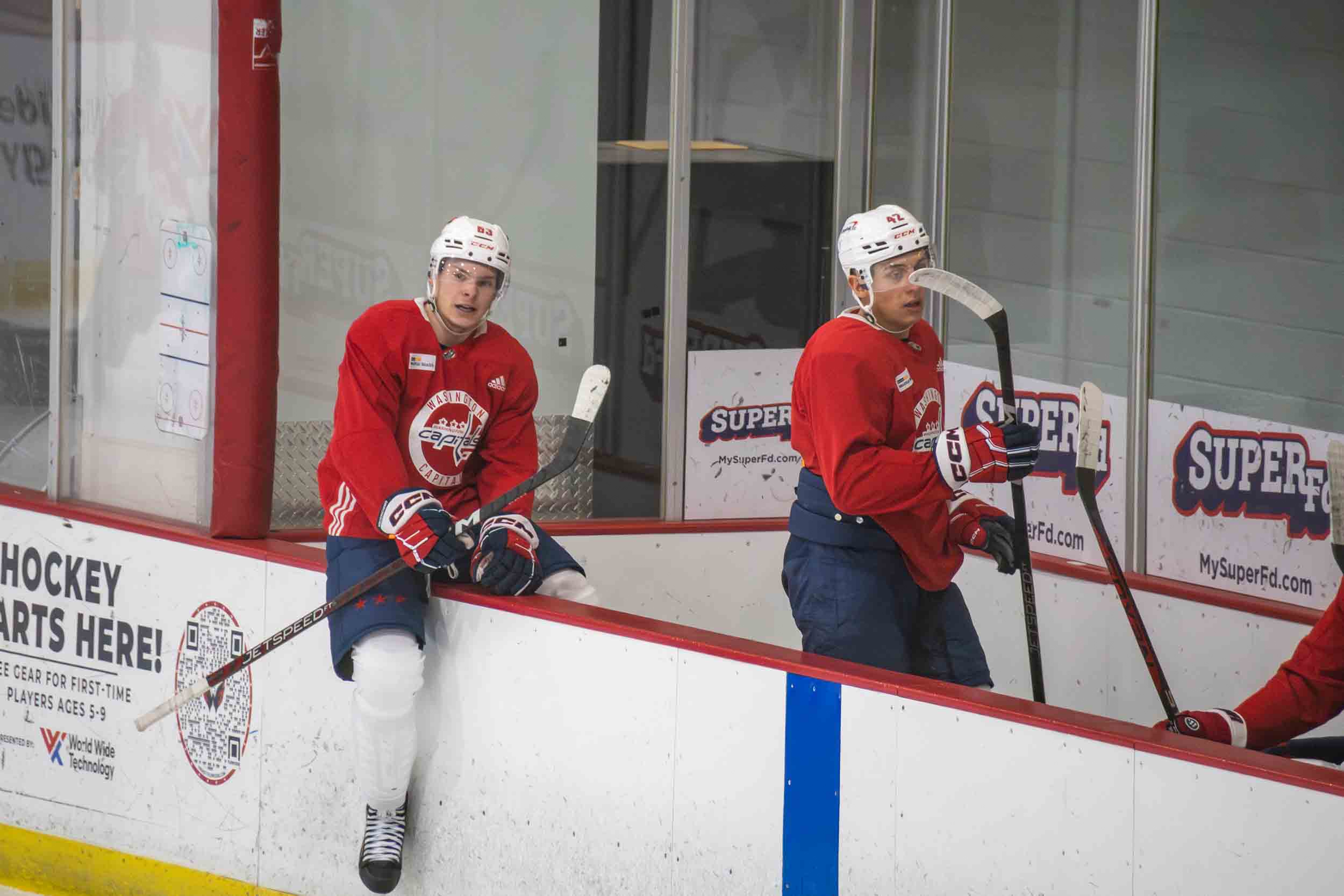 "Capitals' Playoff Hopes Dwindle as Penguins Defeat Lightning"