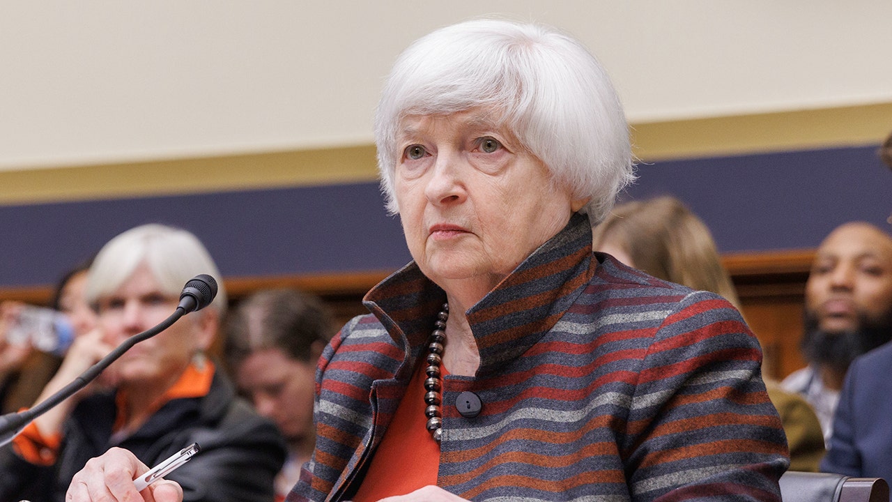 "Janet Yellen Cautions Against Expecting Smooth Decline in Inflation"