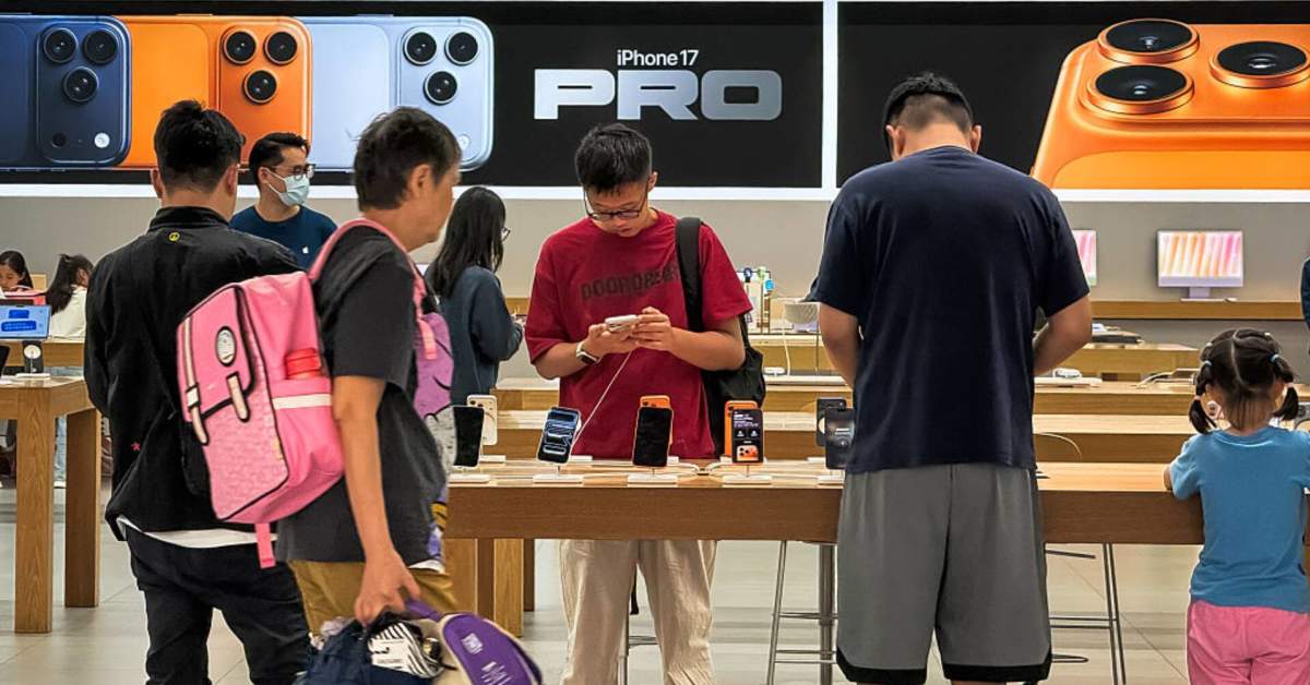 Apple Faces Downward Pressure as Analysts Cut Ratings Post-iPhone 17 Launch
