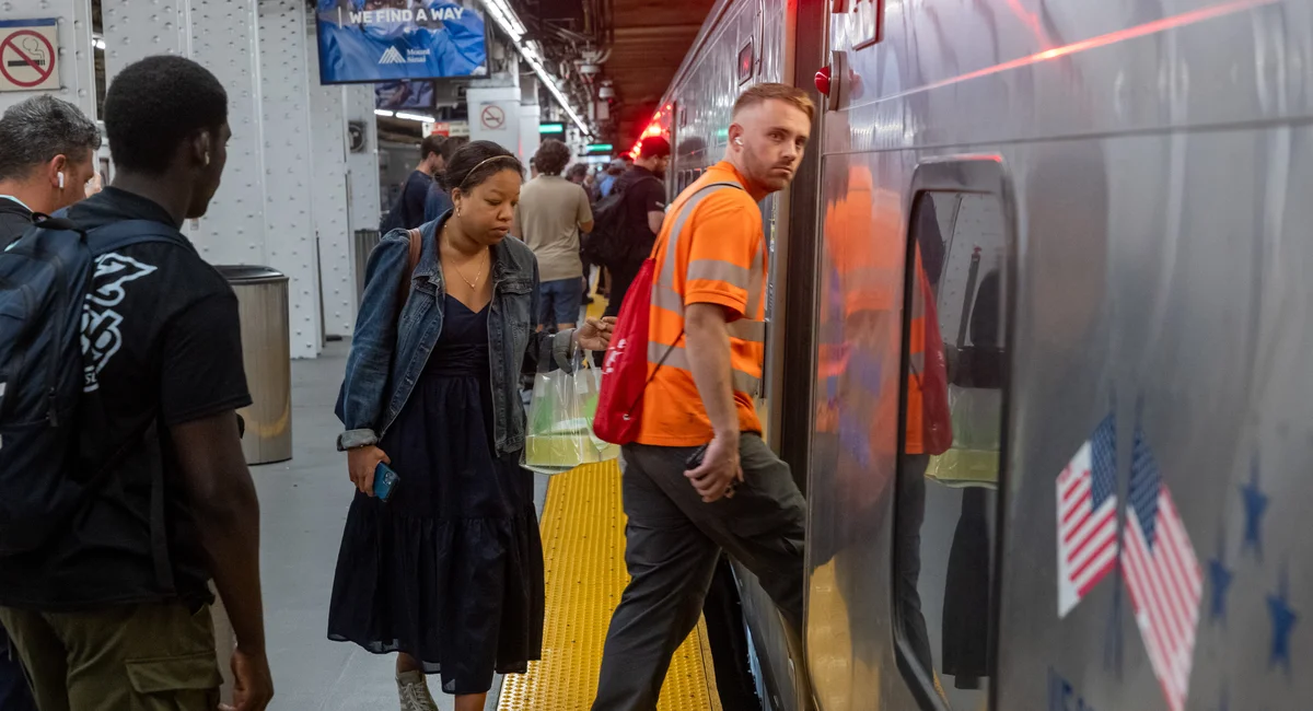 Featured image for LIRR Strike Averted as Unions Seek Federal Intervention