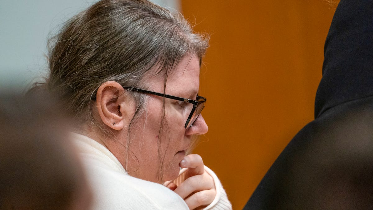 "Jury Deliberates Fate of Jennifer Crumbley in Involuntary Manslaughter Trial"