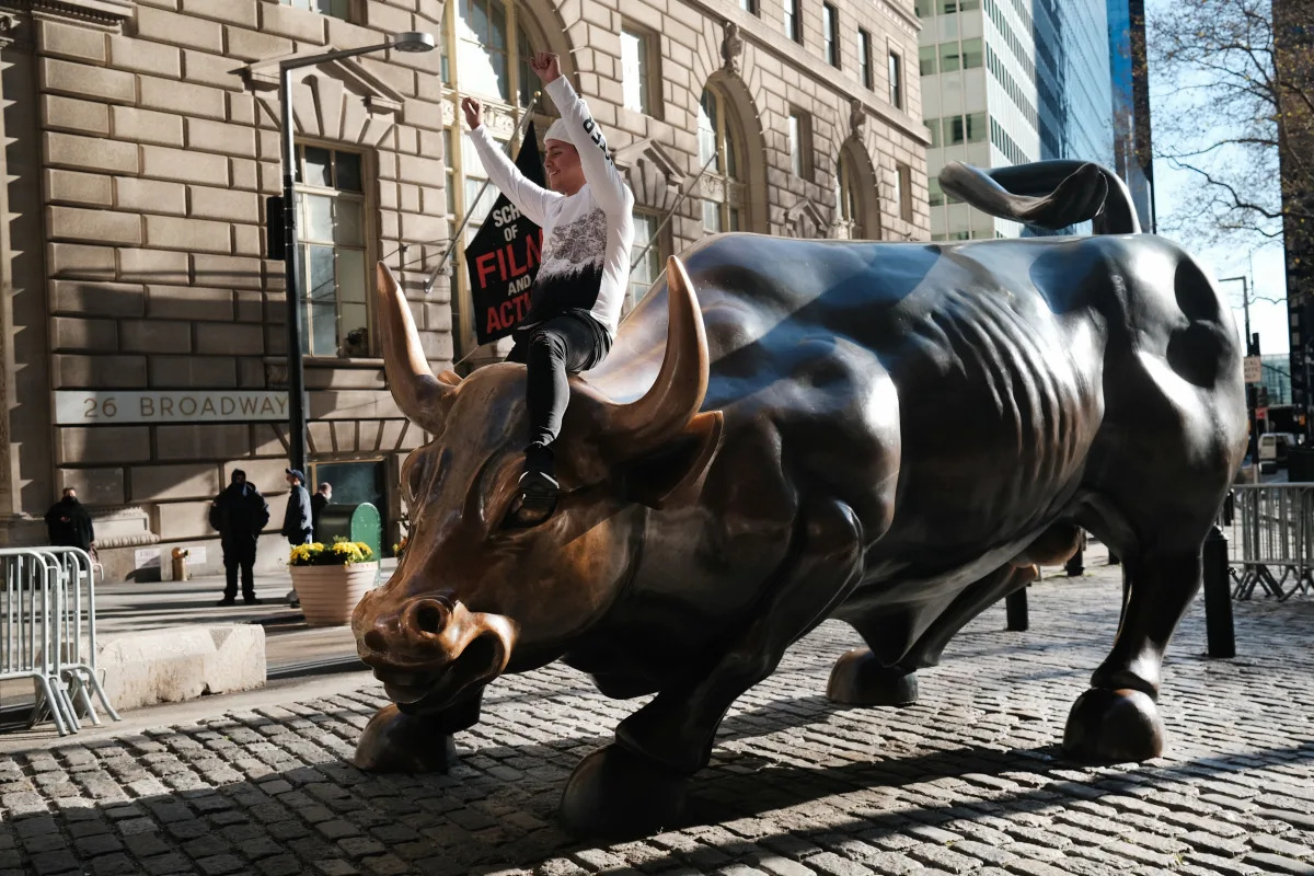 Fed Signals Rate Cuts, Ignites Wall Street Rally