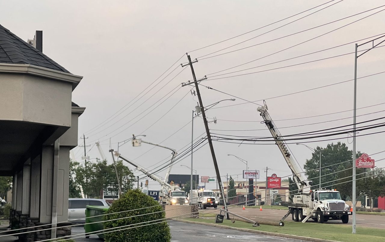 Severe storms leave thousands without power in Tennessee Valley region.