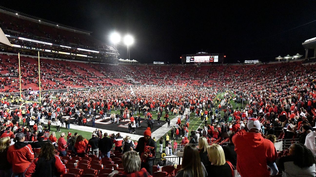 Louisville Shocks Notre Dame, Ends ACC Winning Streak