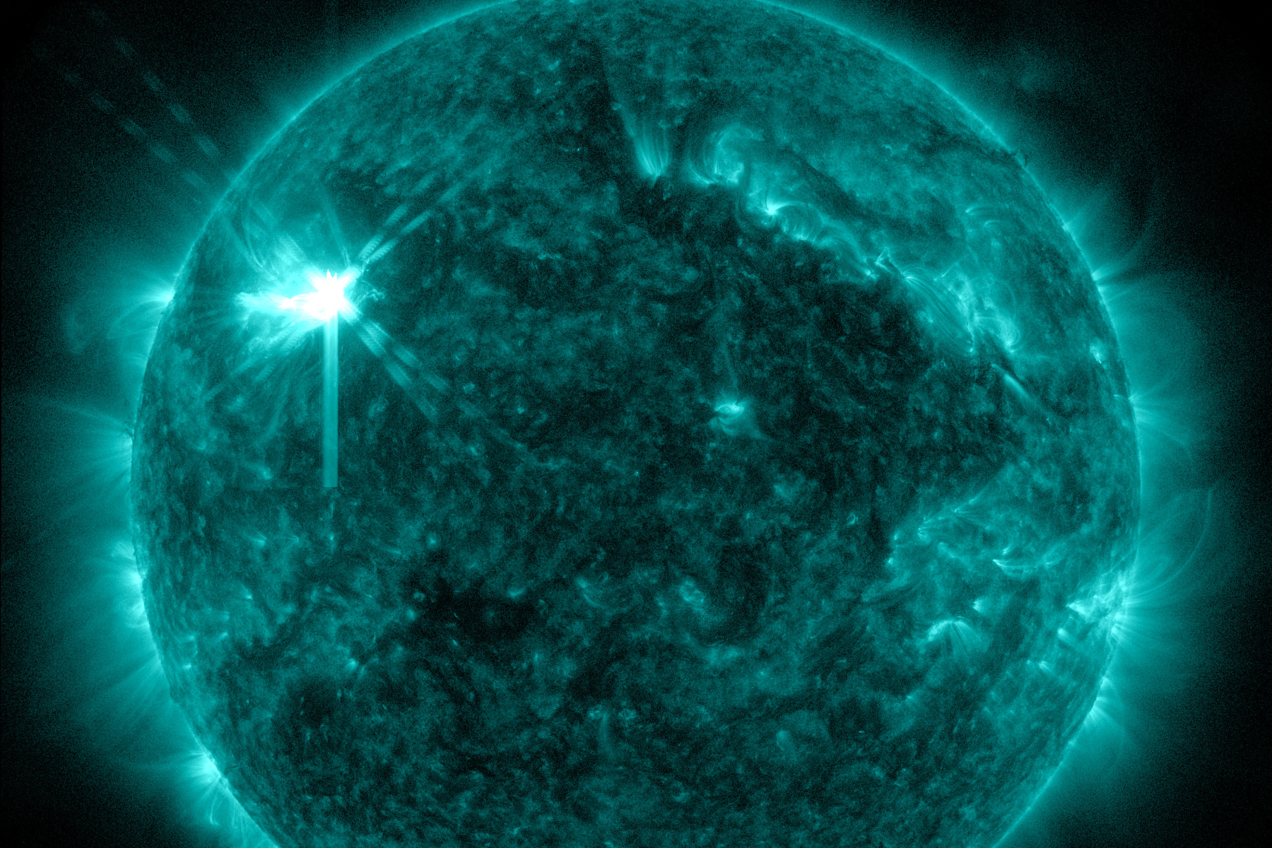 Featured image for Intense Solar Flare Causes Radio Blackout and Spectacular Eruption